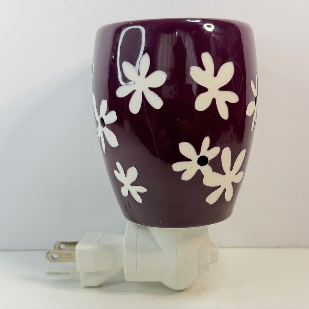 Scentsy “Lei” Purple and White Floral Plug-in Warmer
